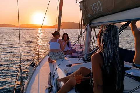 Alghero: Sunset Sailing Aperitif Experience